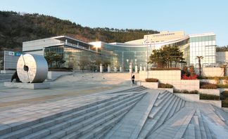 부주산 기슭의 목포시민문화 체육센터(2011년)
