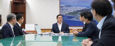 (07.01.시장실) 목포시장 사무인계 인수서 서명