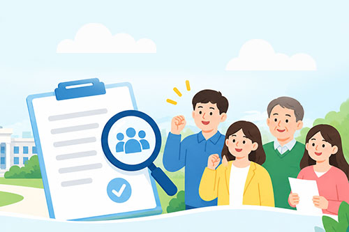 서류 체크리스트와 돋보기 아이콘 옆에서 주먹을 쥐고 파이팅하는 사람들의 일러스트