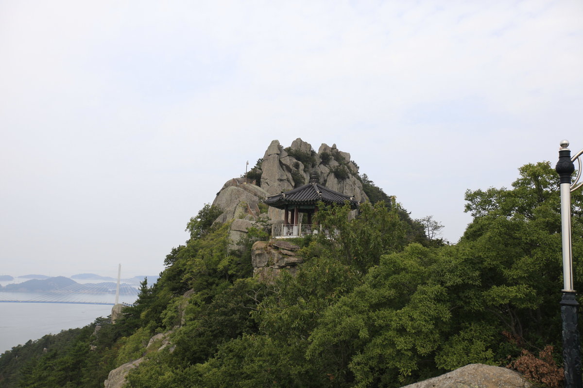 파란 하늘아래 유달산이 펼쳐져 있다