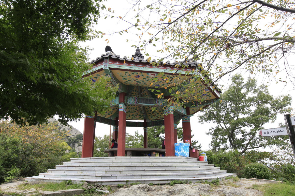 파란 하늘아래 유달산이 펼쳐져 있다