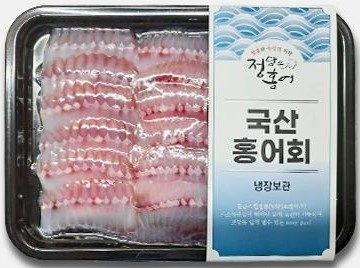 진공 포장된 홍어에 '정담은 홍어 국산 홍어회, 냉장보관' 이라 적힌 파란색 종이가 둘러진 사진