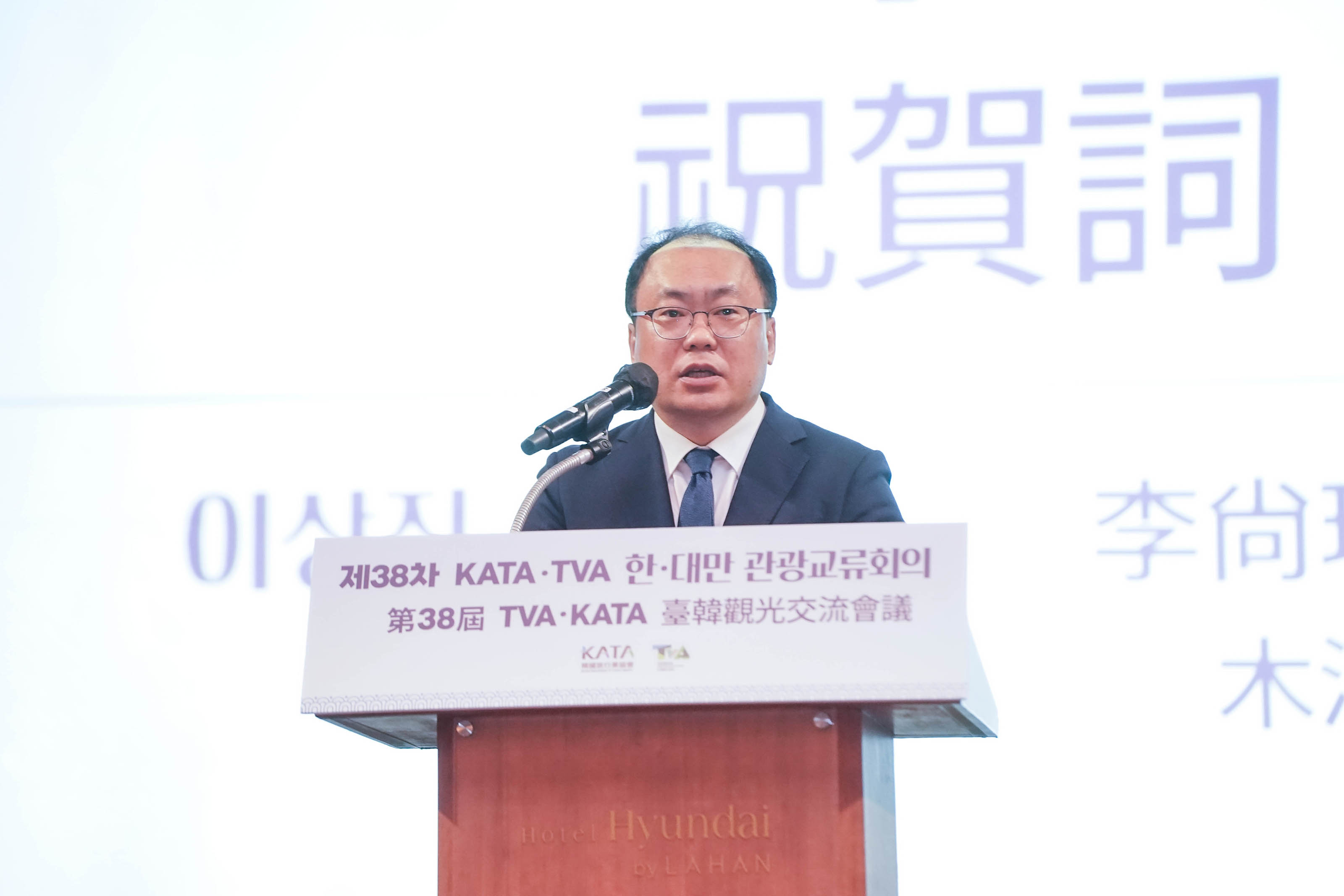 연단에서 축사를 하고 있는 이상진 목포시 부시장의 모습. 스크린에 '축사(祝賀詞)' 문구와 이상진 부시장의 이름이 표기됨.
