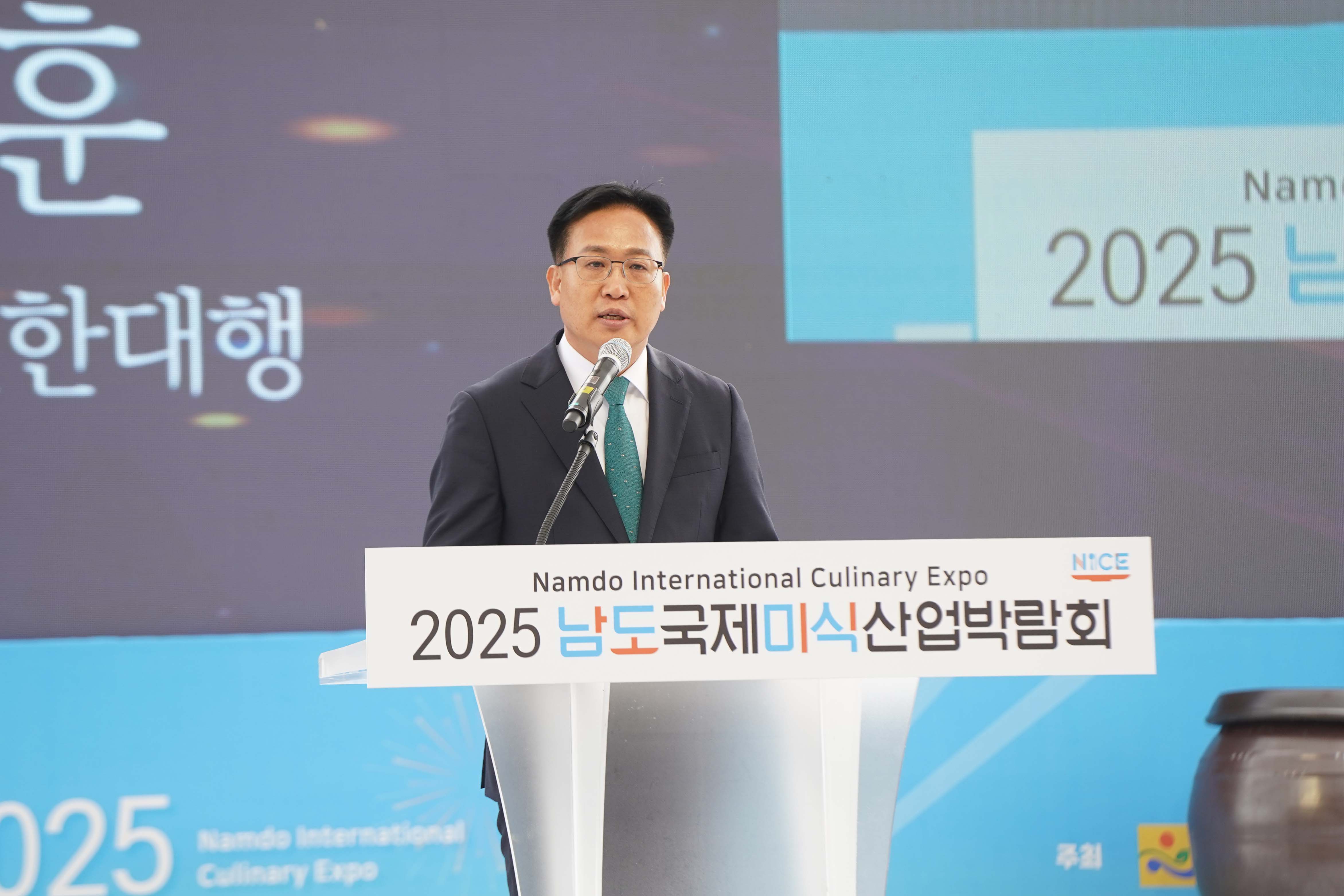 '2025 남도국제미식산업박람회' 로고가 부착된 연단에서 조석훈 목포시장 권한대행이 발언하고 있는 근접 촬영 모습.