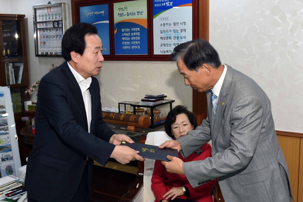 목포교육발전위원회신규위원위촉장전달04(2015,11,13,시장실).jpg