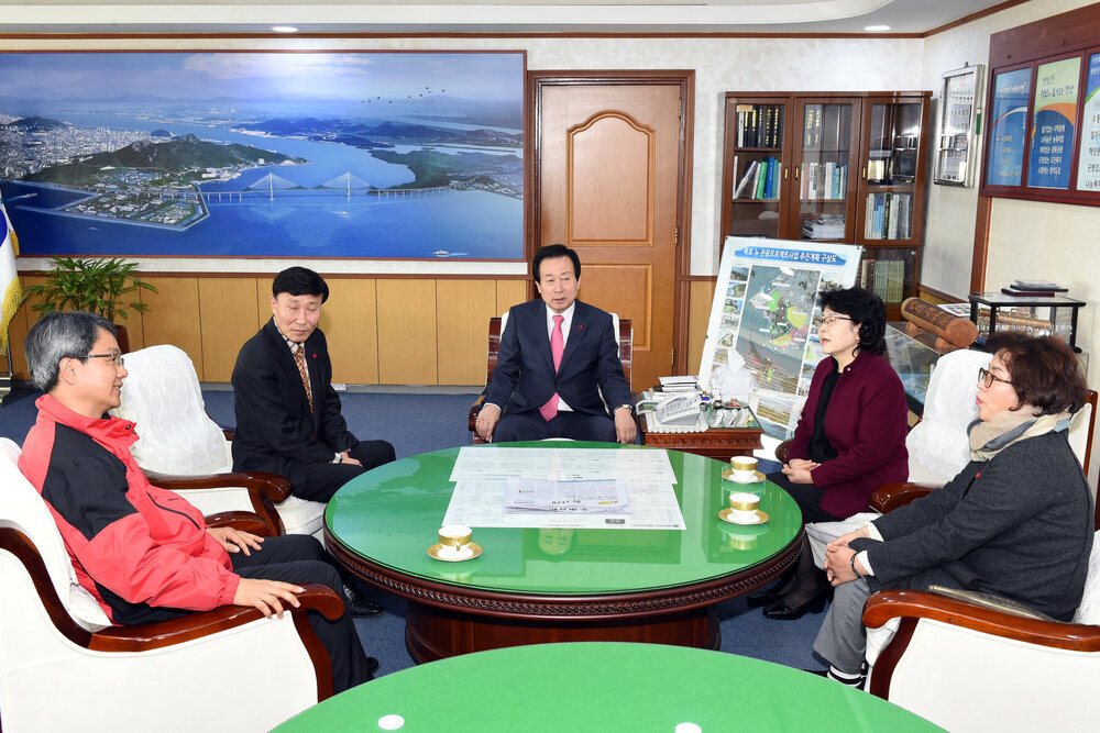 들동회이웃돕기성금기탁03(2015,12,22,시장실).jpg