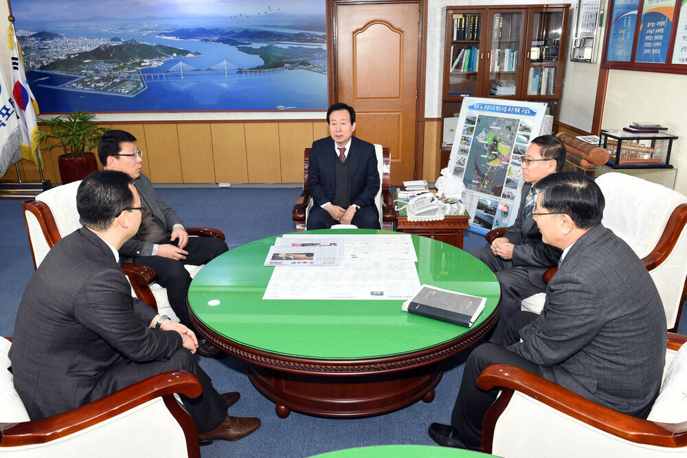 OB맥주목포장악재단장학금기탁02(2015,12,29,시장실).jpg
