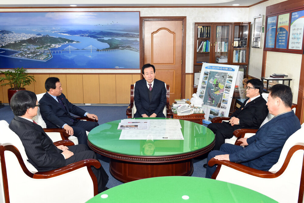 목포상공회의소숲수목장조성기금기탁04(2015,12,29,시장실).jpg
