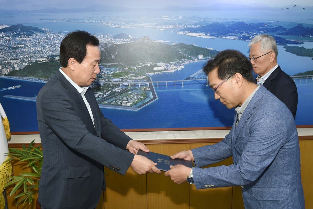 2016,7,29일자5급및6급전보임용장교부03(2016,7,29,시장실).jpg